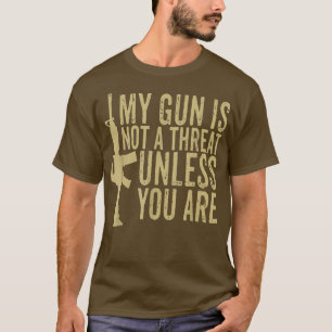 Camiseta Mi Arma No Es Una Amenaza A Menos Que Sea Graciosa