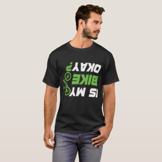 Camiseta ¿Mi bicicleta está bien? Ciclista divertida en bic