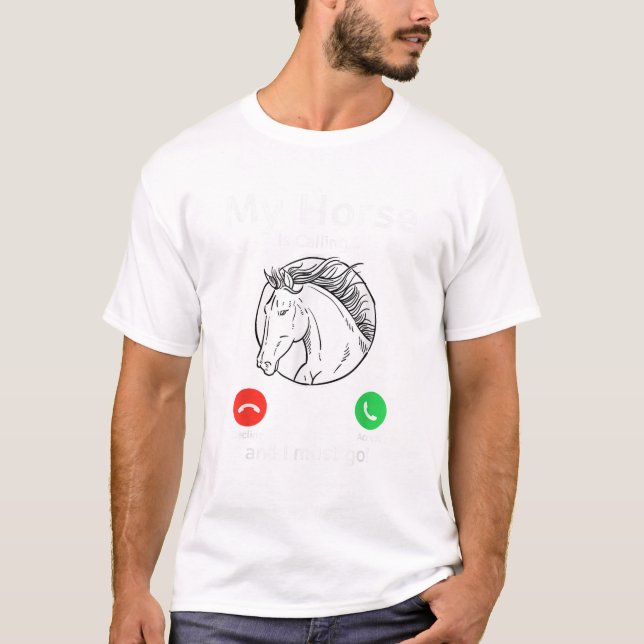 Camiseta Mi Caballo Está Llamando Y Tengo Que Divertirme De (Anverso)