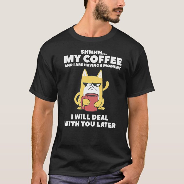 Camiseta Mi Café Y Yo Estamos Teniendo Un Momento En El Que (Anverso)
