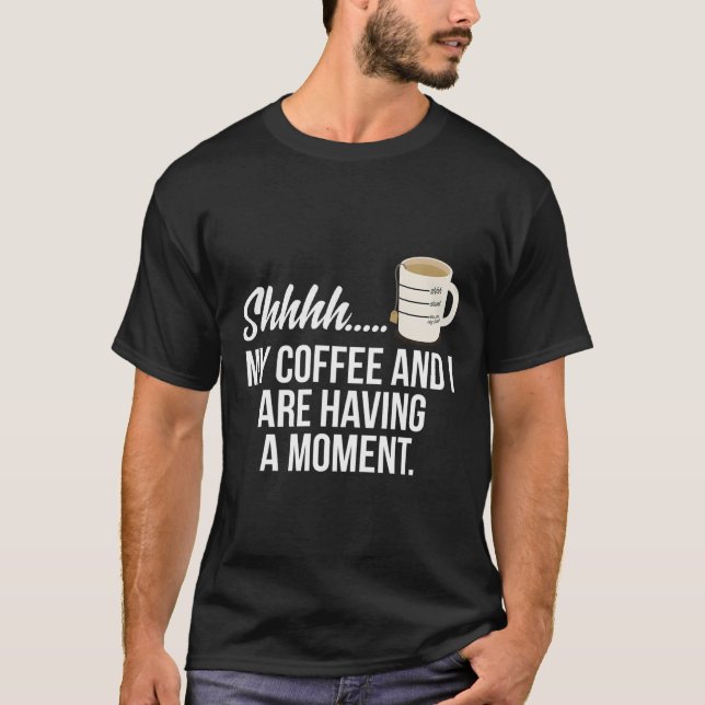 Camiseta Mi Café Y Yo Estamos Teniendo Un Momento Para El C (Anverso)