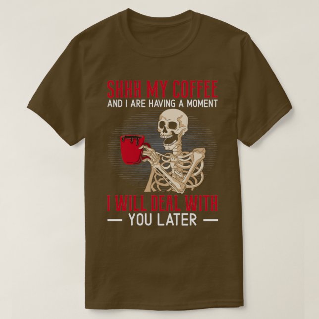 Camiseta Mi Café Y Yo Estamos Teniendo Una Cafeína De Momen (Diseño del anverso)