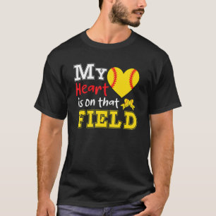 Camiseta Mi corazón está en ese Field Softball Mamá