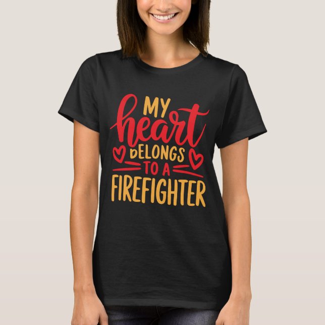 Camiseta Mi Corazón Pertenece A Un Bombero (Anverso)