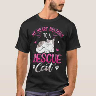 Camiseta Mi corazón pertenece a un gato rescatado Rescatado