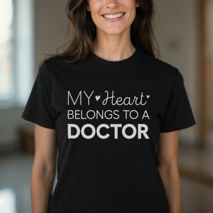 Camiseta Mi Corazón Pertenece A Una Esposa Médico Médico.