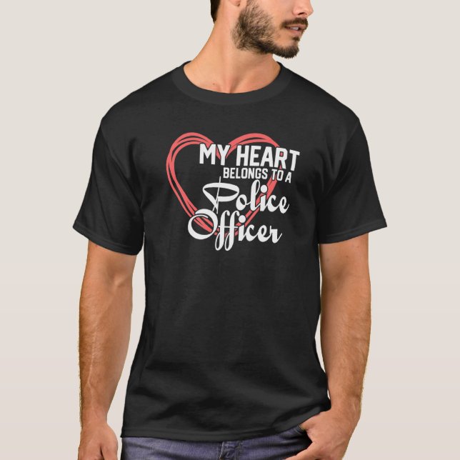 Camiseta Mi Corazón Pertenece A Una Mujer De Policía (Anverso)