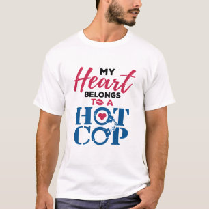 Camiseta Mi corazón pertenece a una mujer policial de un po