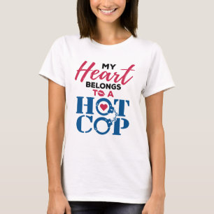 Camiseta Mi corazón pertenece a una mujer policial de un po