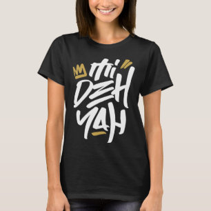 Camiseta Mi Deh Yah Rasta diciendo Reggae estilo etiqueta d