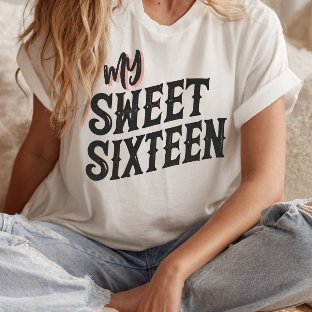 Camiseta Mi dulce dieciséis textos modernos en negro y rosa (Rustic boho teen girl wearing “My Sweet Sixteen” t-shirt in cozy neutral bedroom setting.)