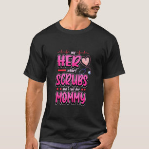 Camiseta Mi Ella Lleva Escrutinio Y La Llamo Mami Nurse Doc