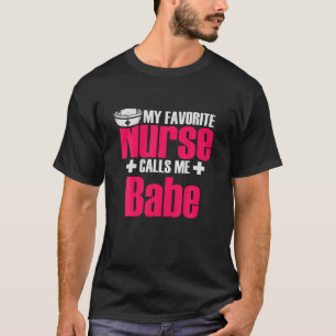 Camiseta Mi enfermera favorita me llama amor de pareja de E