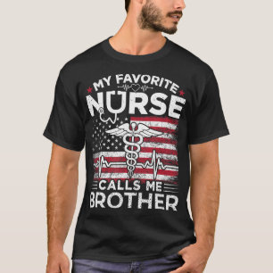 Camiseta Mi enfermera favorita me llama hermano bandera de