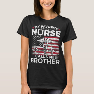 Camiseta Mi enfermera favorita me llama hermano bandera de 