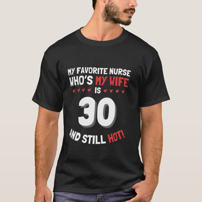 Camiseta Mi enfermera favorita que es mi esposa tiene 30 añ (Anverso)