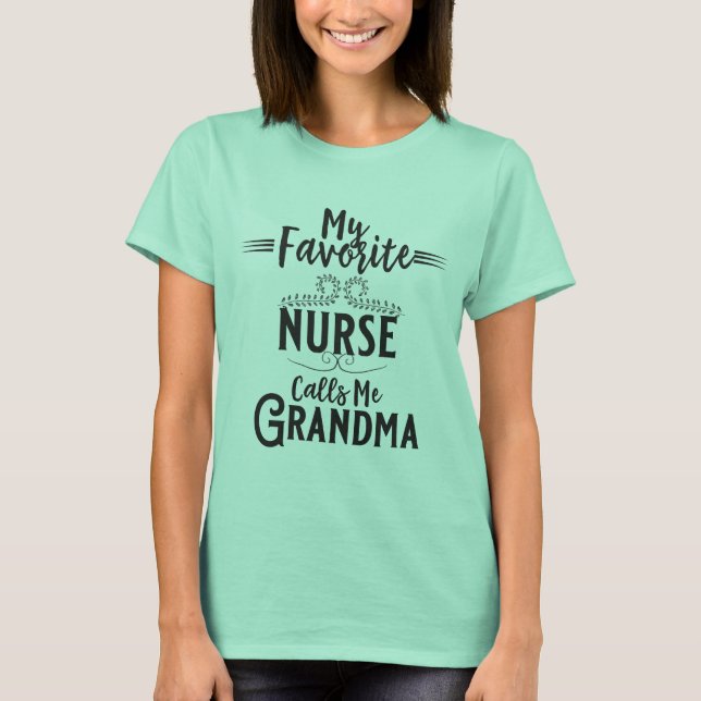 Camiseta Mi enfermera preferida me llama abuela (Anverso)