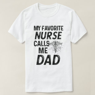 Camiseta Mi enfermera preferida me llama los padres del RN