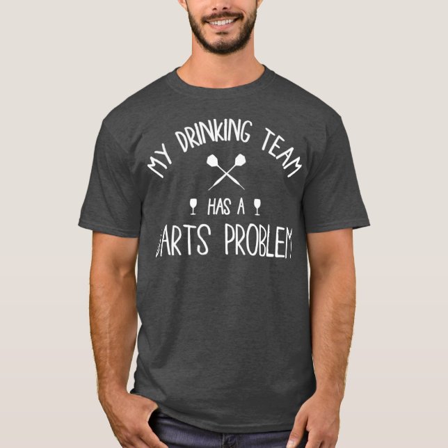 Camiseta Mi equipo de bebidas tiene un problema de dardos (Anverso)