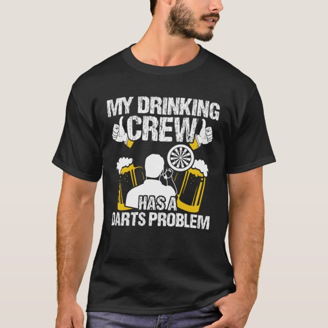 Camiseta Mi equipo de bebidas tiene un problema de dardos D (Anverso)