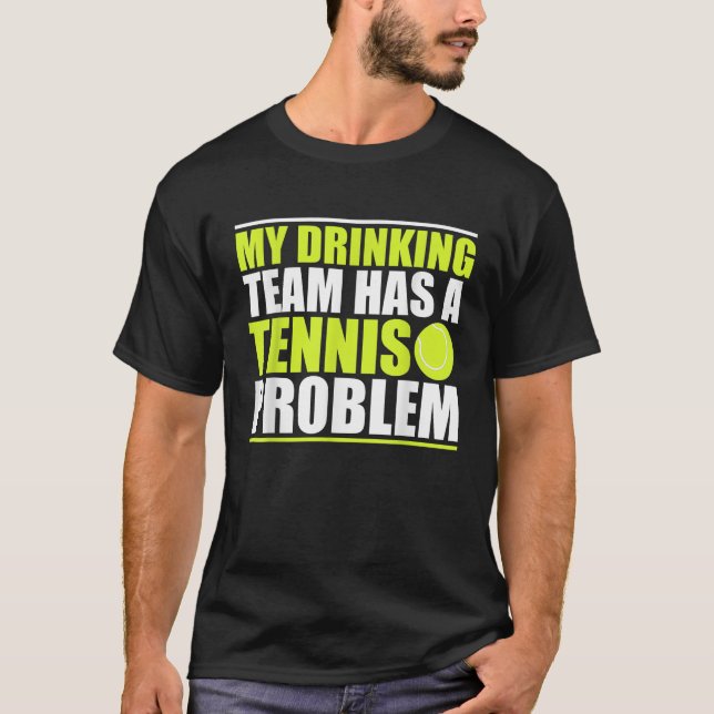 Camiseta Mi Equipo De Bebidas Tiene Un Problema De Tenis En (Anverso)