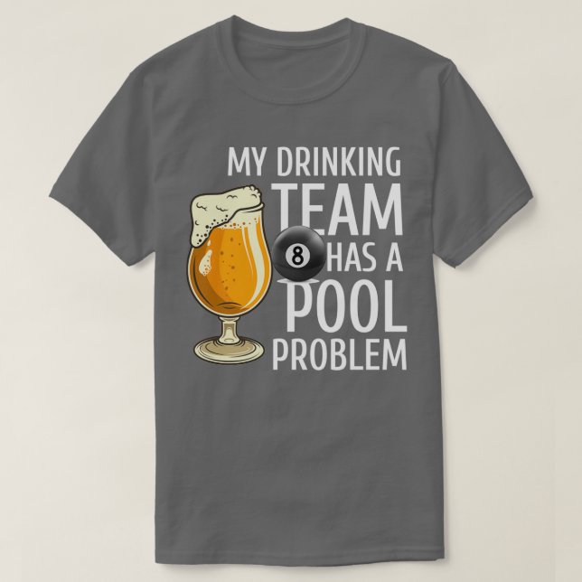 Camiseta Mi equipo de bebidas tiene una barra de billar con (Diseño del anverso)