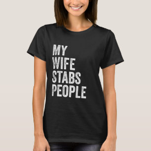 Camiseta Mi esposa apuñala a la gente cita divertida de esp