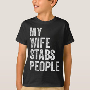 Camiseta Mi esposa apuñala a la gente Cita divertida de esp