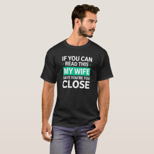 Camiseta Mi esposa dice que estás demasiado cerca Humor div