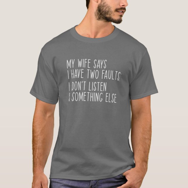 Camiseta Mi Esposa Dice Que Tengo Dos Fallos Que No Escucha (Anverso)