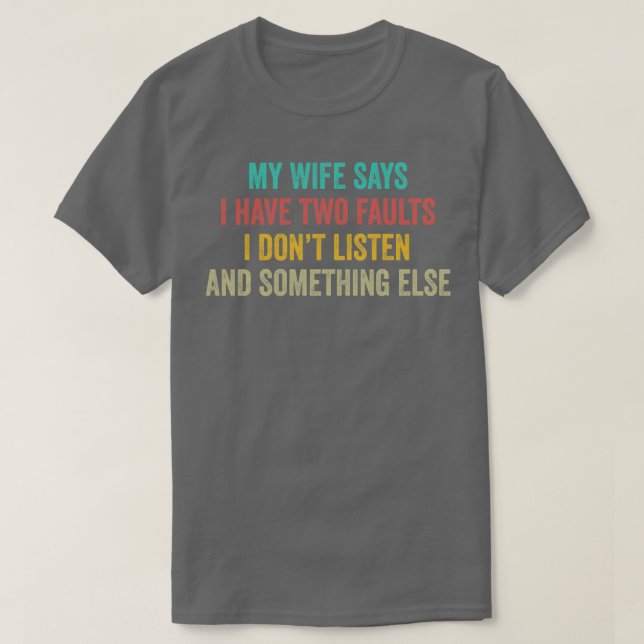Camiseta Mi Esposa Dice Que Tengo Dos Fallos Que No Escucha (Diseño del anverso)