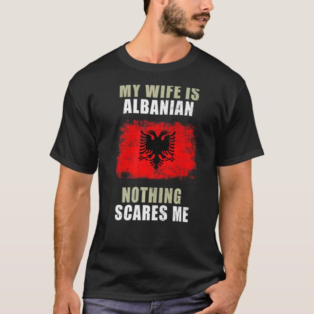 Camiseta Mi esposa es albanesa, nada me asusta (Anverso)