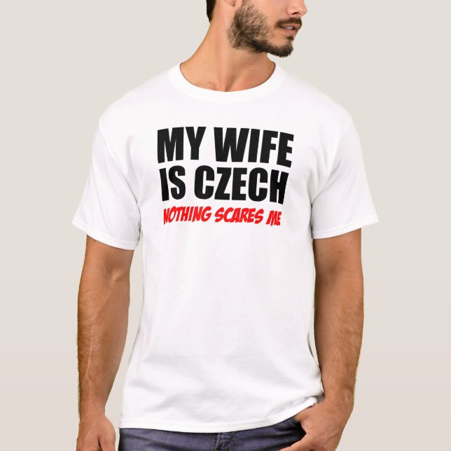 Camiseta Mi esposa es checa, nada me asusta (Anverso)