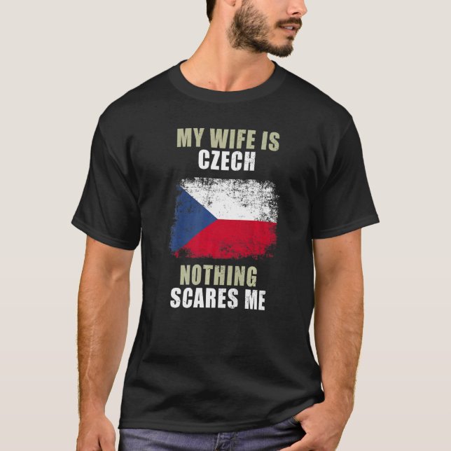 Camiseta Mi esposa es checa, nada me asusta (Anverso)