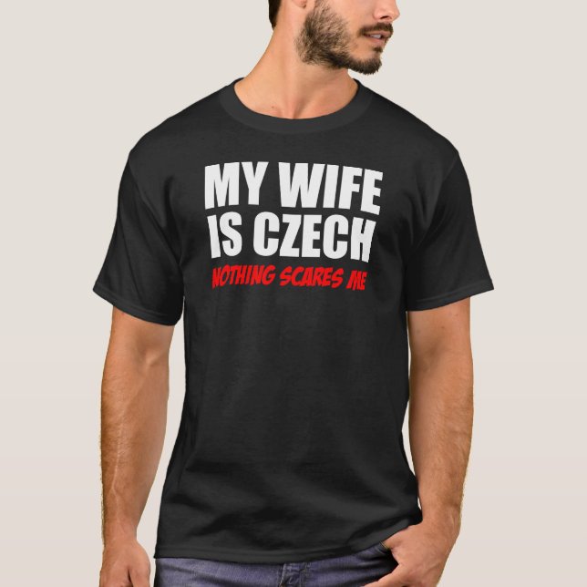 Camiseta Mi esposa es checa nada me asusta (Anverso)