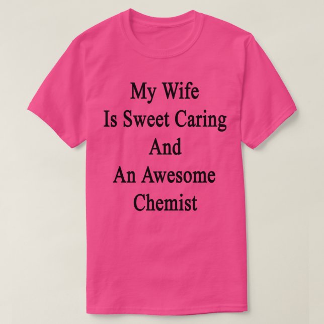 Camiseta Mi Esposa Es Dulce Cuidando Y Un Sombrío Químico (Diseño del anverso)