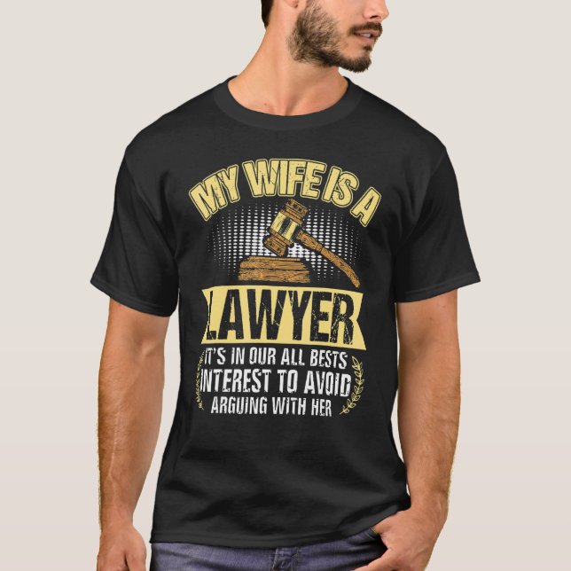Camiseta Mi Esposa Es Estudiante De Leyes En La Facultad De (Anverso)