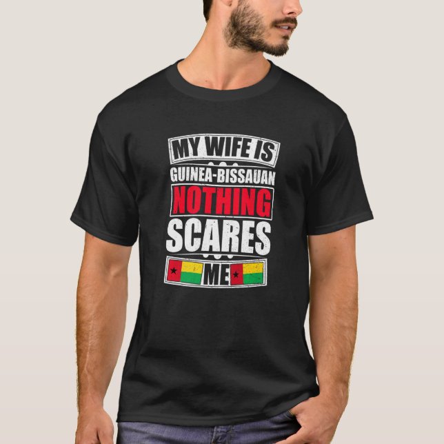 Camiseta Mi esposa es Guinea-Bissau, nada me asusta. (Anverso)