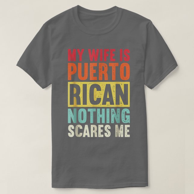 Camiseta Mi Esposa Es Puertorriqueña, Nada Le Da Miedo A Me (Diseño del anverso)