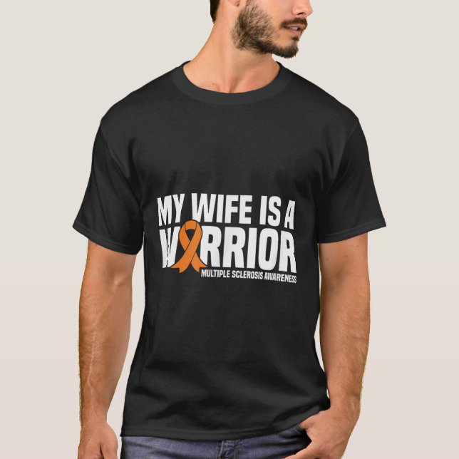 Camiseta Mi Esposa Es Una Guerrera Señora Esclerosis Múltip (Anverso)