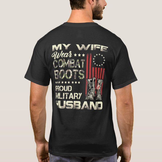 Camiseta Mi esposa lleva botes de combate Orgulloso Esposo  (Reverso)