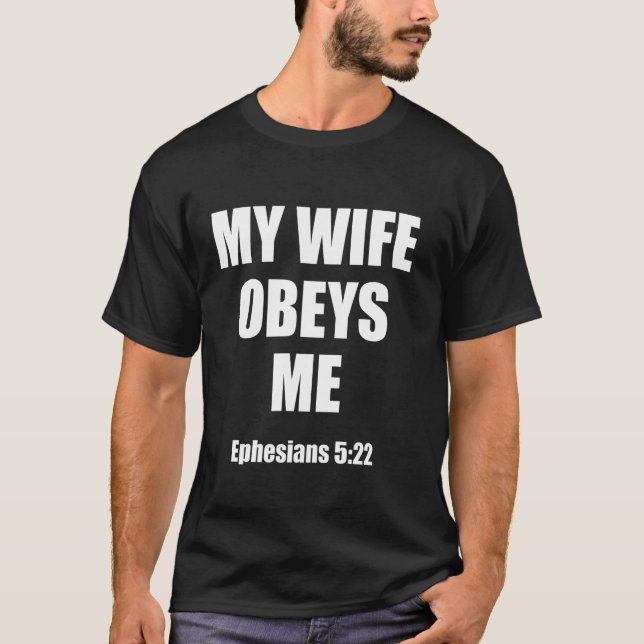Camiseta Mi esposa me obedece Efesios 522 (Anverso)