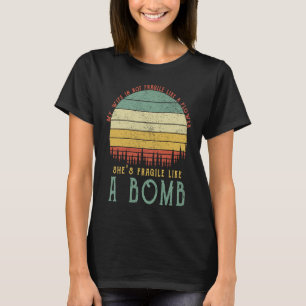 Camiseta Mi esposa no es frágil como una flor como una bomb