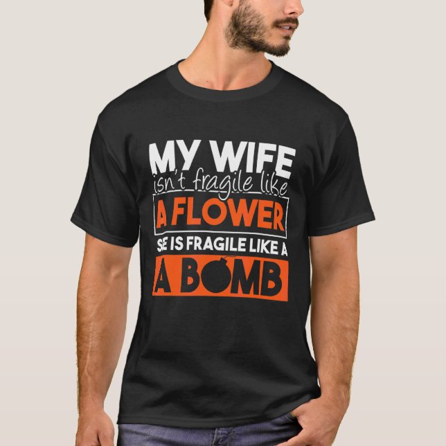 Camiseta Mi esposa no es frágil como una flor, es frágil (Anverso)