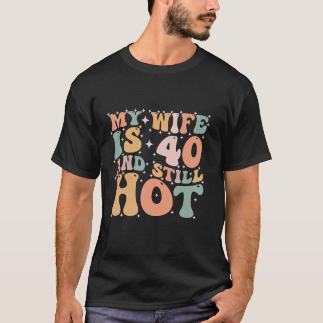 Camiseta Mi Esposa Tiene 40 Años Y Sigue (Anverso)