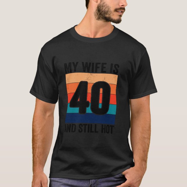 Camiseta Mi Esposa Tiene 40 Años Y Todavía Es Muy Gracioso  (Anverso)