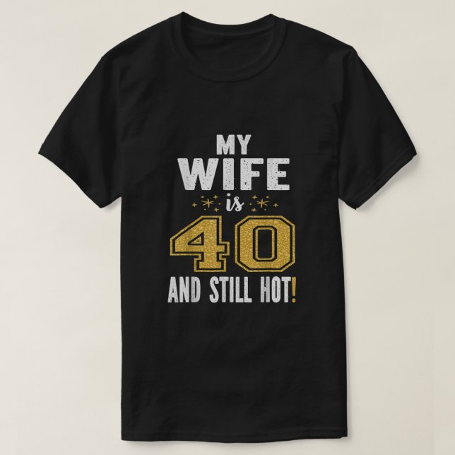 Camiseta Mi Esposa Tiene 40 Años Y Todavía Es Un Regalo Cal (Diseño del anverso)