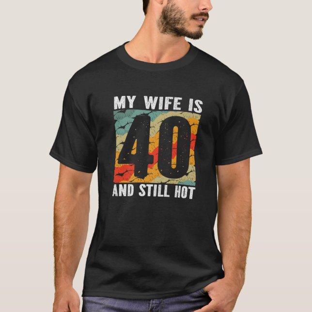 Camiseta Mi Esposa Tiene 40 Años Y Todavía Está Caliente Cu (Anverso)