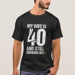 Camiseta Mi esposa tiene 40 años y todavía fuma caliente