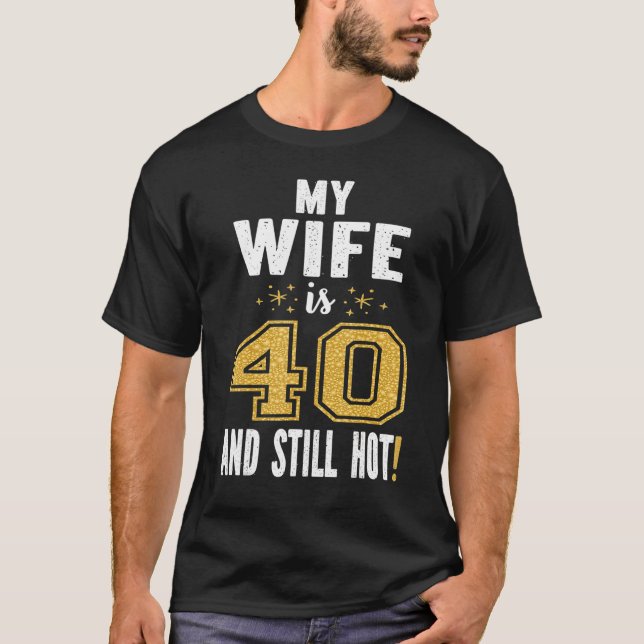Camiseta Mi Esposa Tiene 40 Años Y Todavía Hace 40 Años Cal (Anverso)